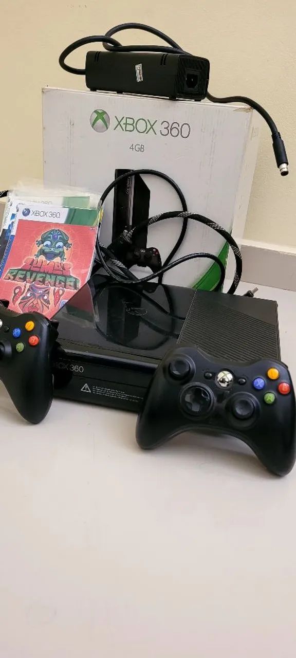 Xbox 360 com dois controles e Kinect 
