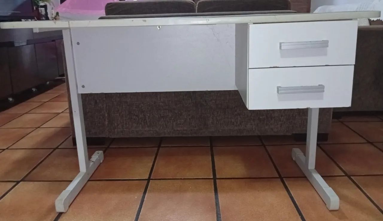 Escrivaninha com marcas de uso