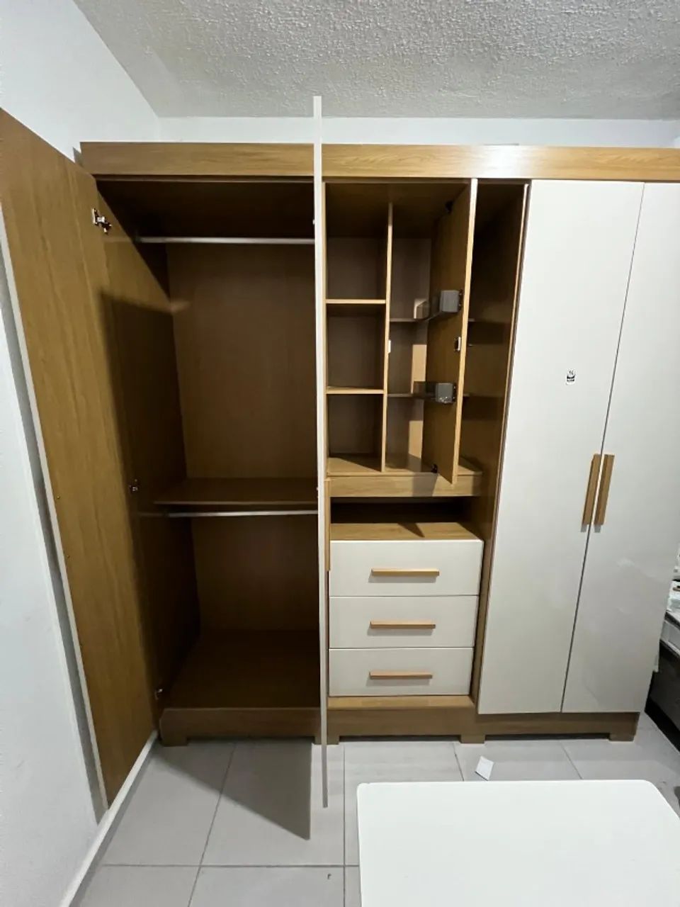 Guarda-roupa  4 portas e  3 gavetas - Foto 3