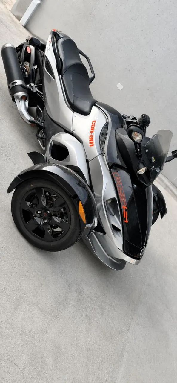 TRICICLO / MOTO ESPORTIVA BRP CAN AM SPYDER RS S