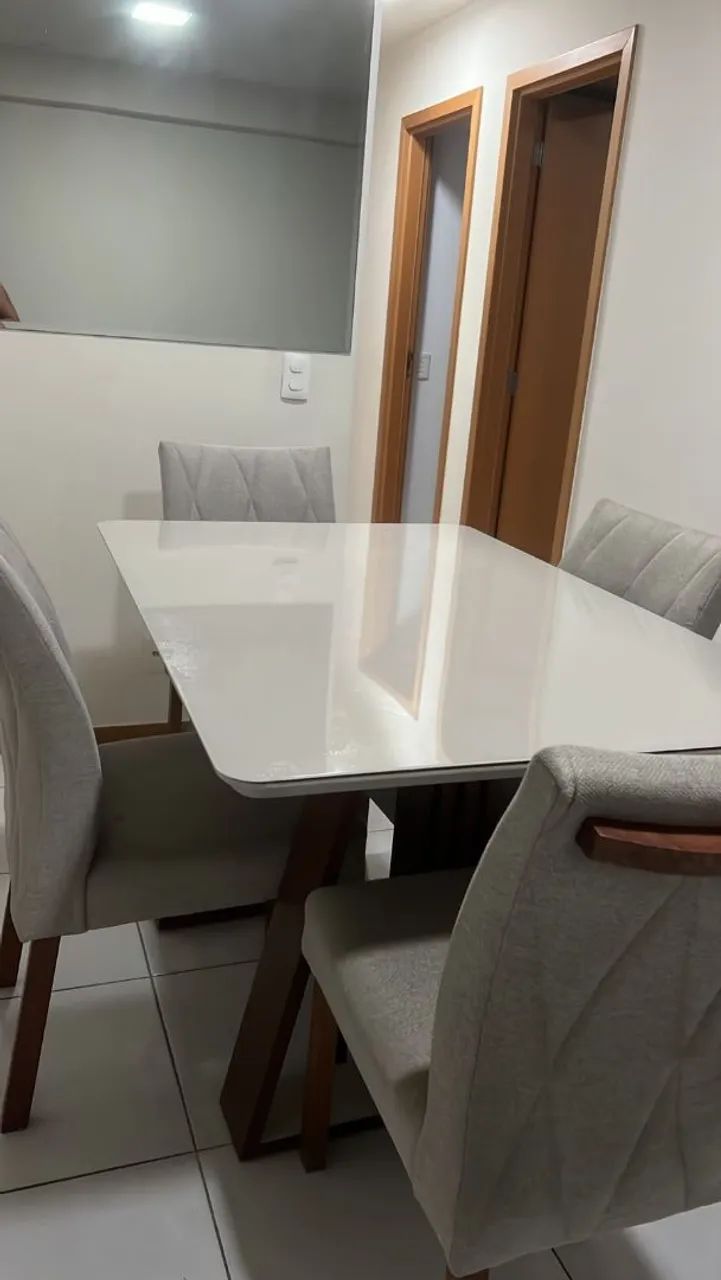 Vende-se mesa com 4 cadeiras