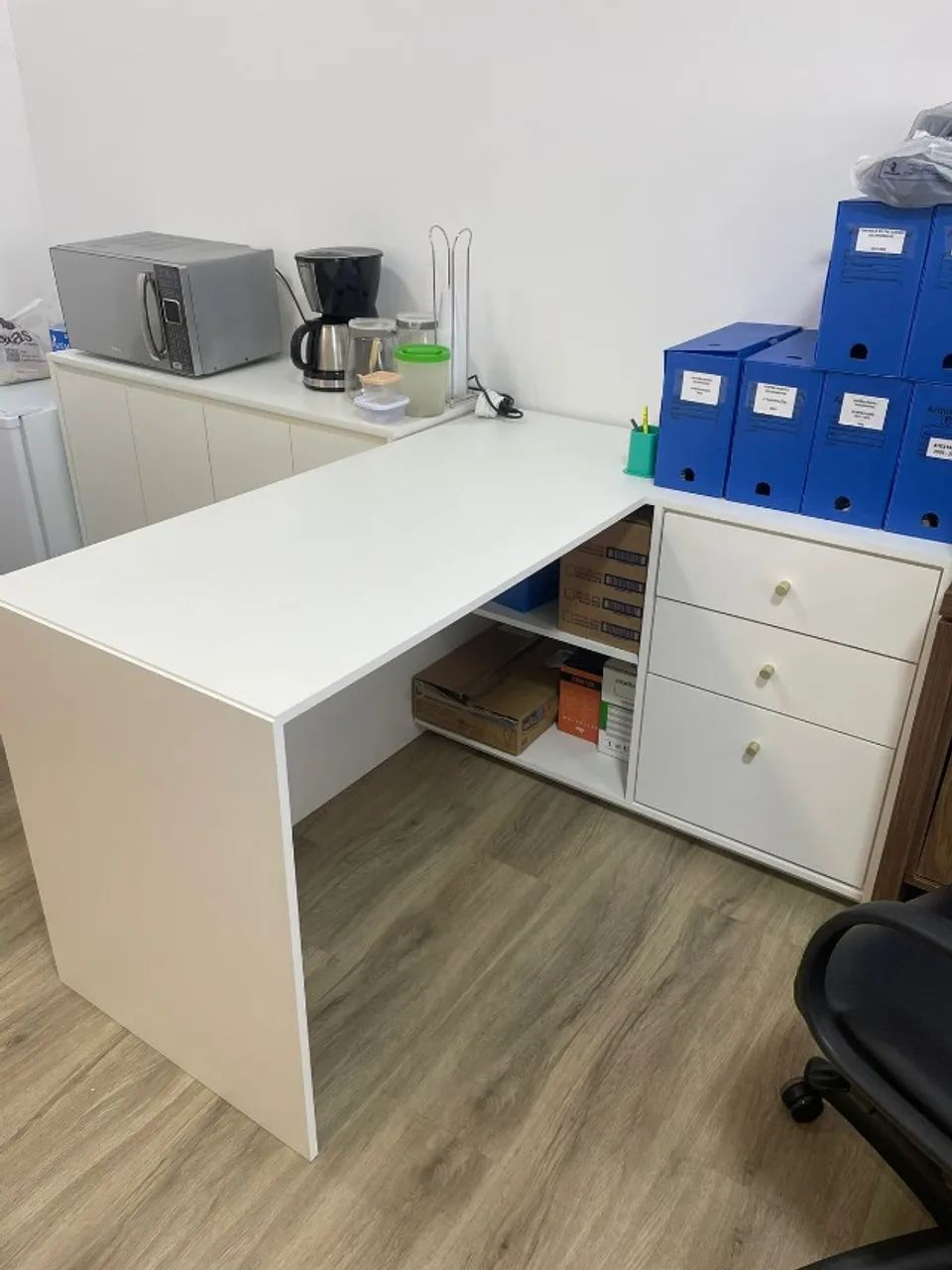 conjunto mesa de computador e balcao de cafe