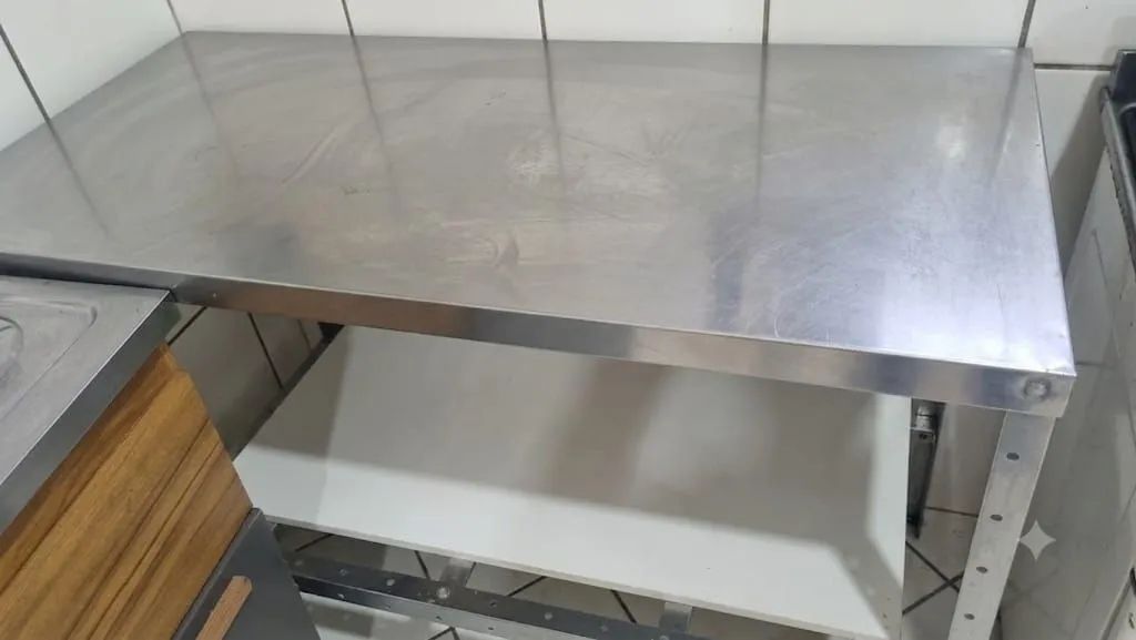 Vendo mesa de inox para cozinha. 