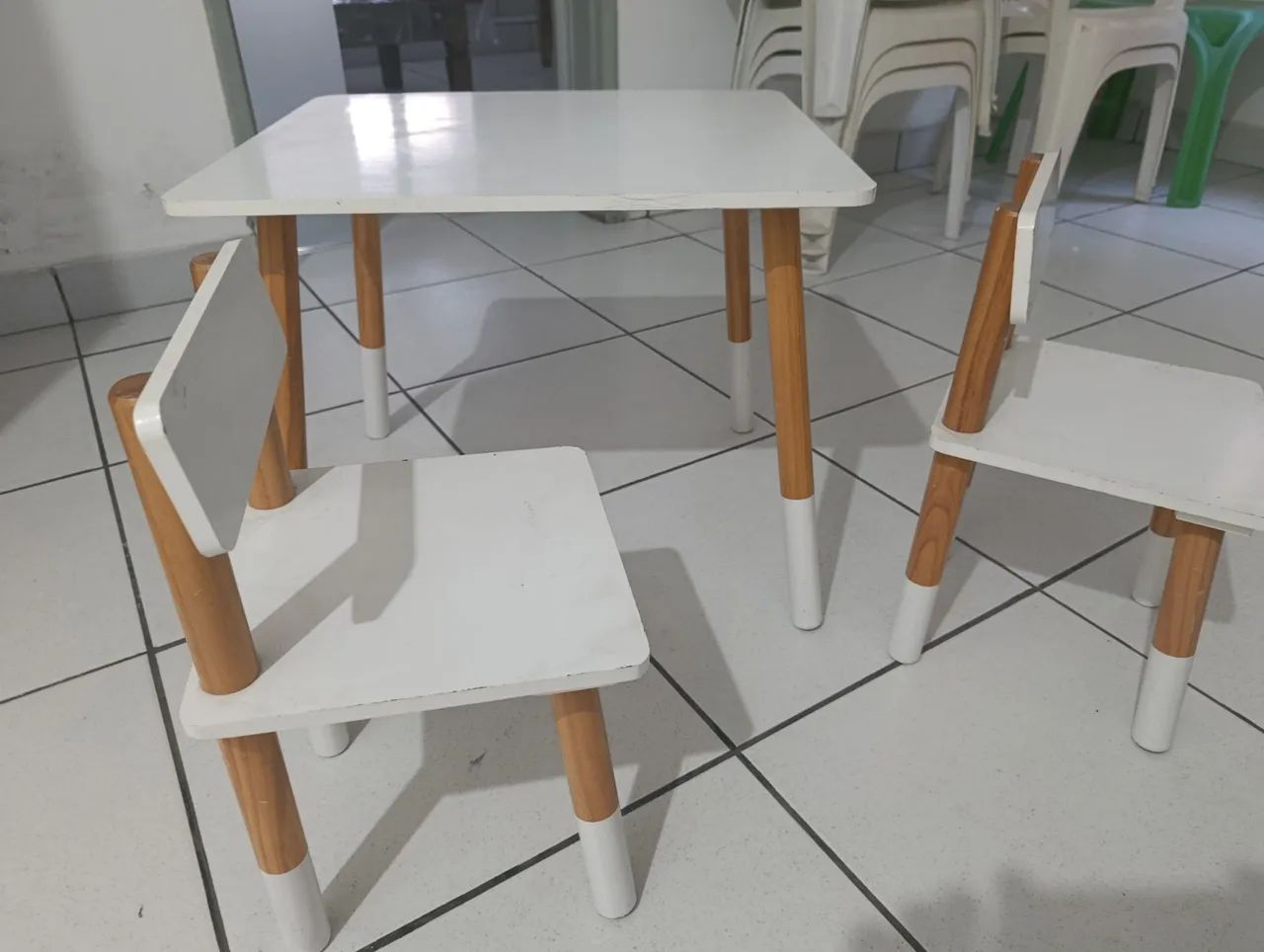 Mesa e cadeiras em madeira infantil