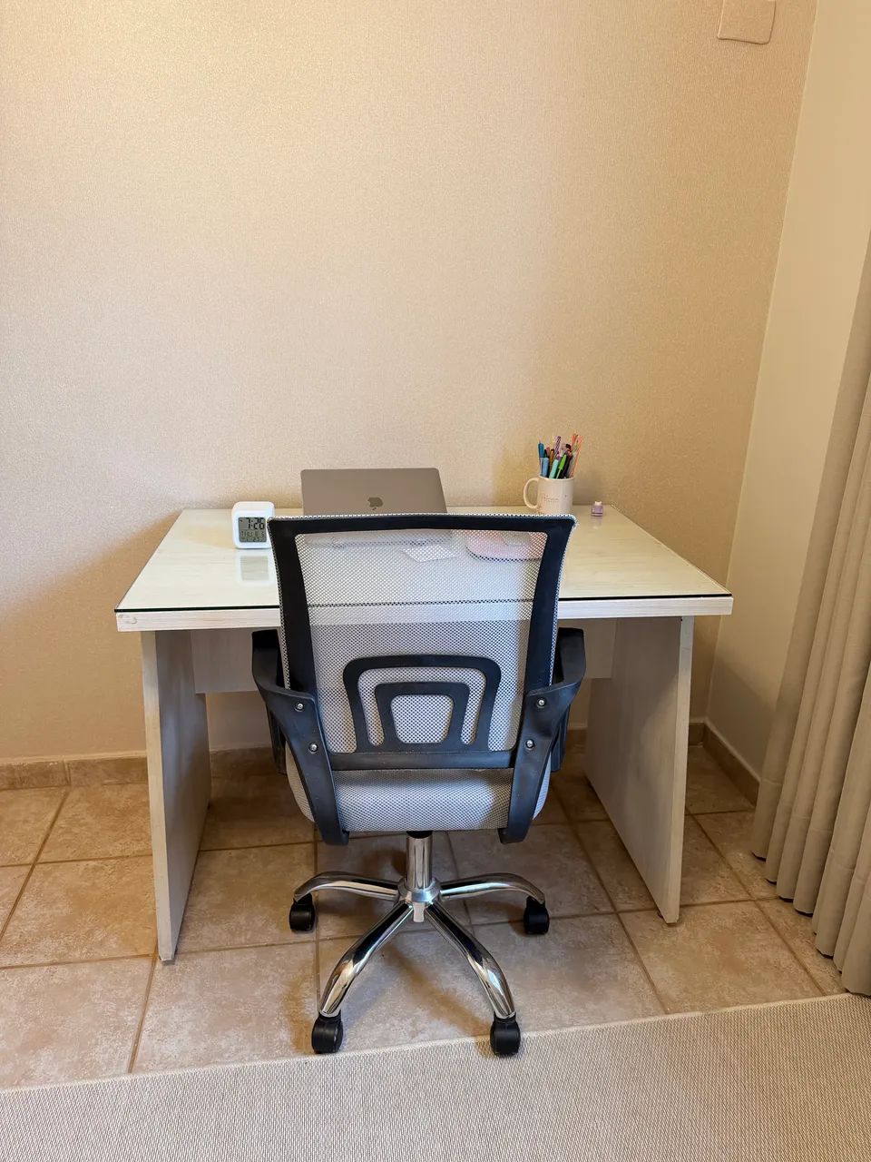 Mesa para escritório de mdf e vidro protetor - Foto 5