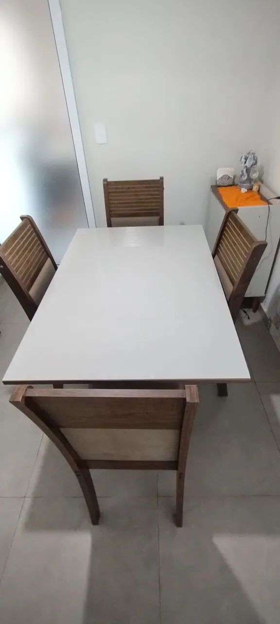 Mesa com 4 cadeiras 