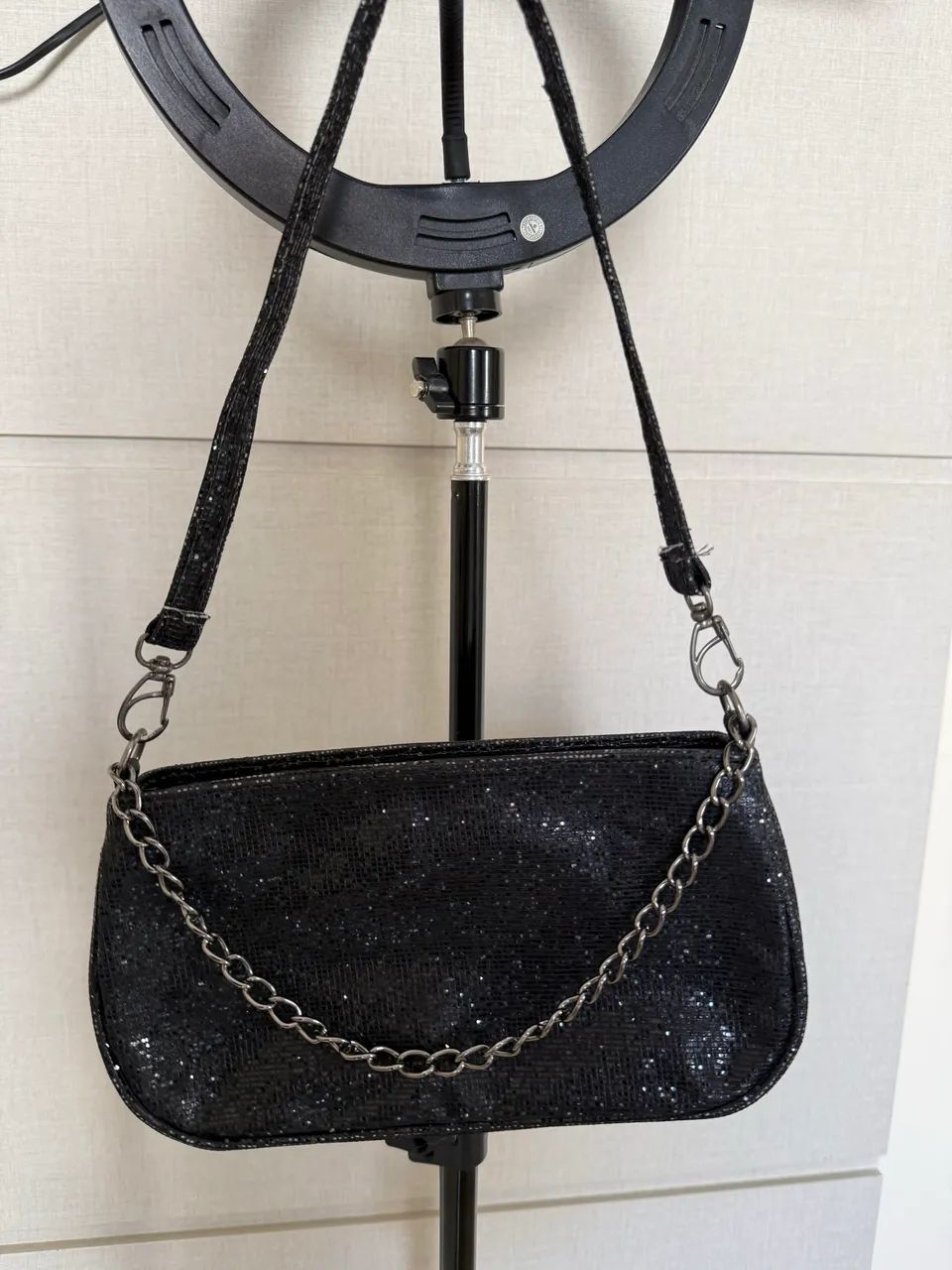 Bolsa Transversal Preta com Brilho e Corrente (Estilo Baguette)
