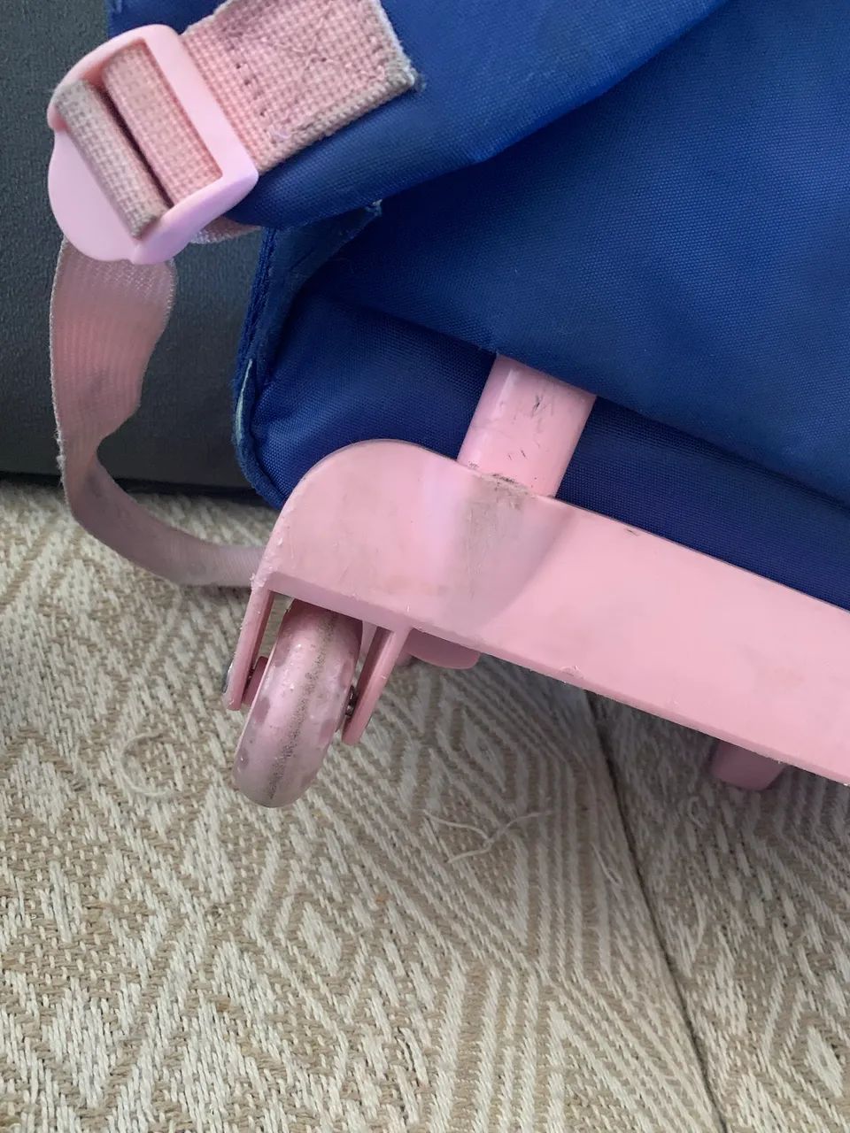 Mochila Escolar Stitch com Rodinhas - Usada | Ótimo Preço - Foto 4