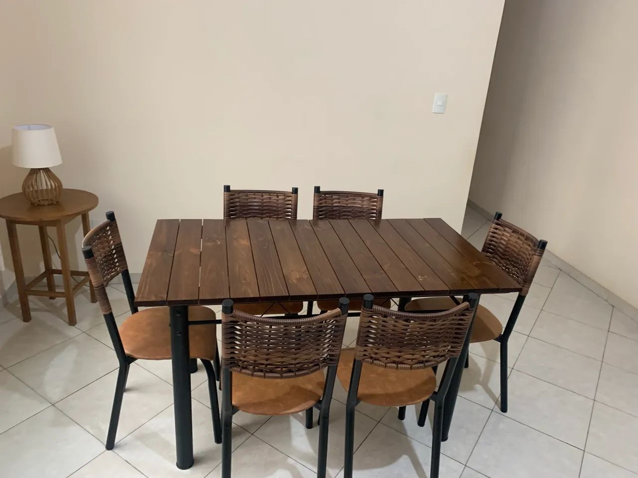 Mesa de tampa de madeira maciça, nova, zerada, com 6 cadeiras - Foto 3