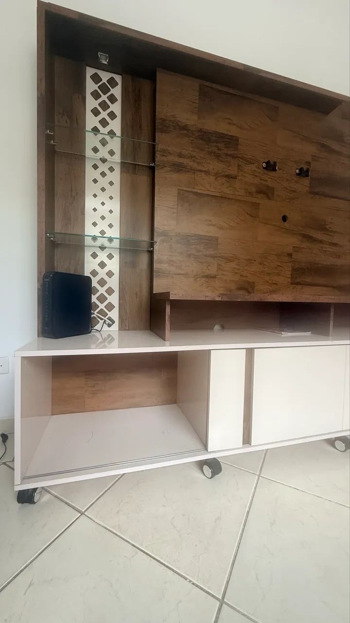 Rack com painel e rodinha 