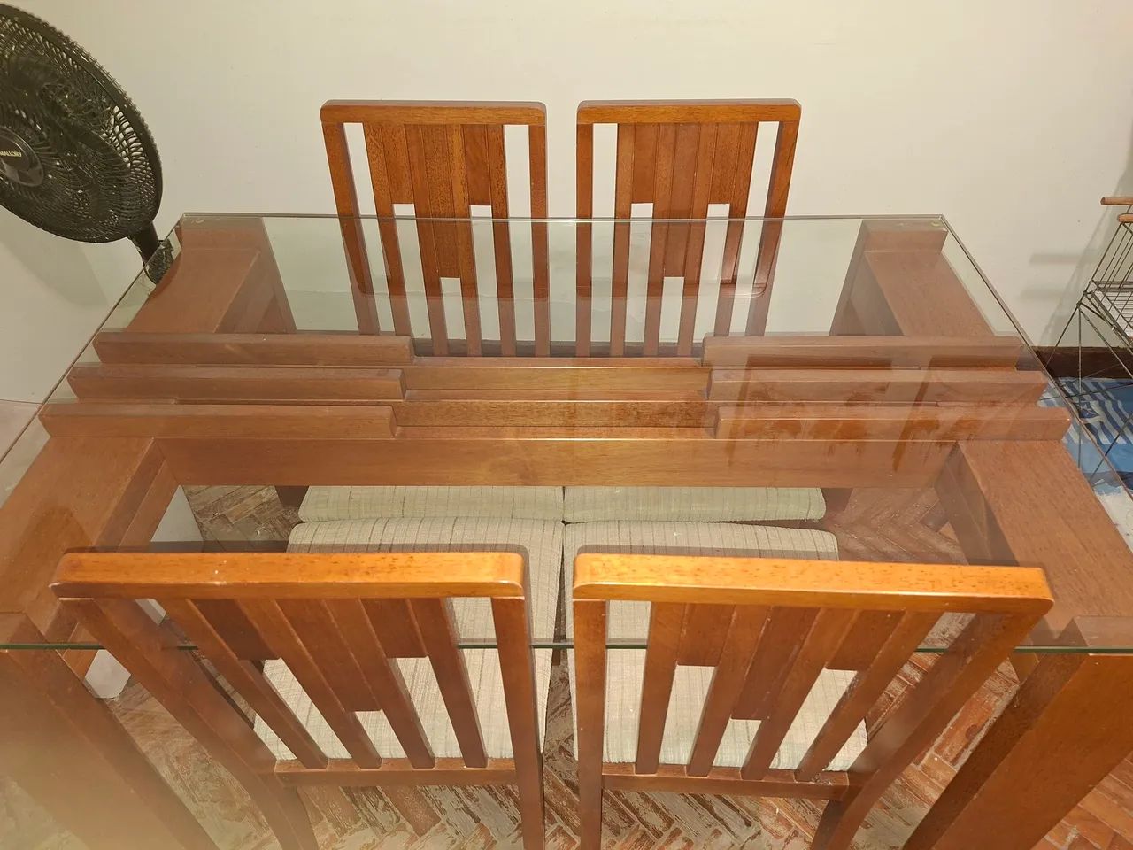 Mesa madeira pura e quatro cadeiras