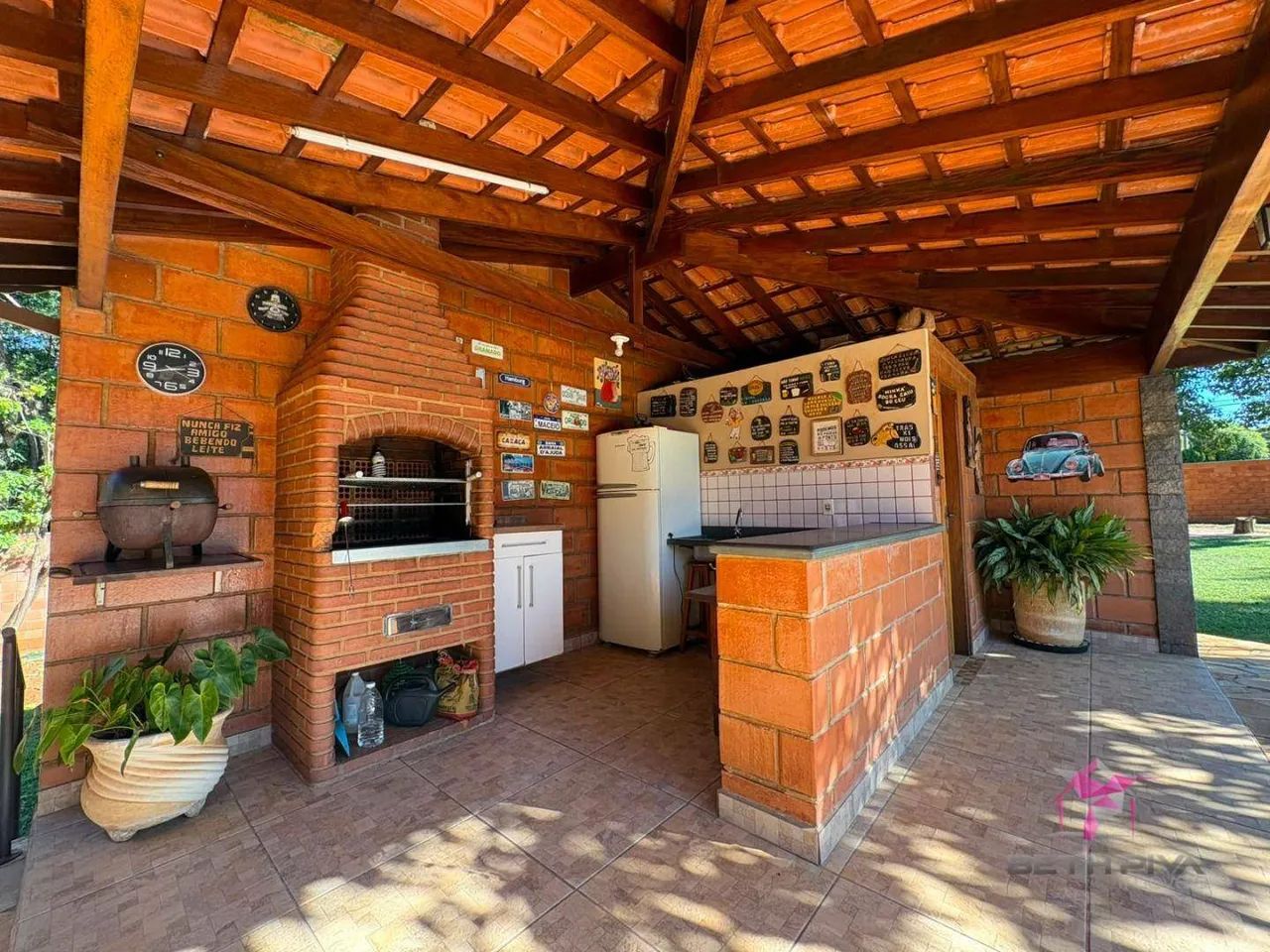 ARQUITETURA QUE IMPRESSIONA | PÉ-DIREITO ALTO, MADEIRA E VIGAS APARENTES - Foto 4