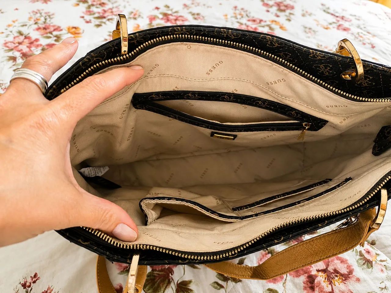 Bolsa Guess Original Monogram Marrom Escuro - Excelente Estado - Foto 3