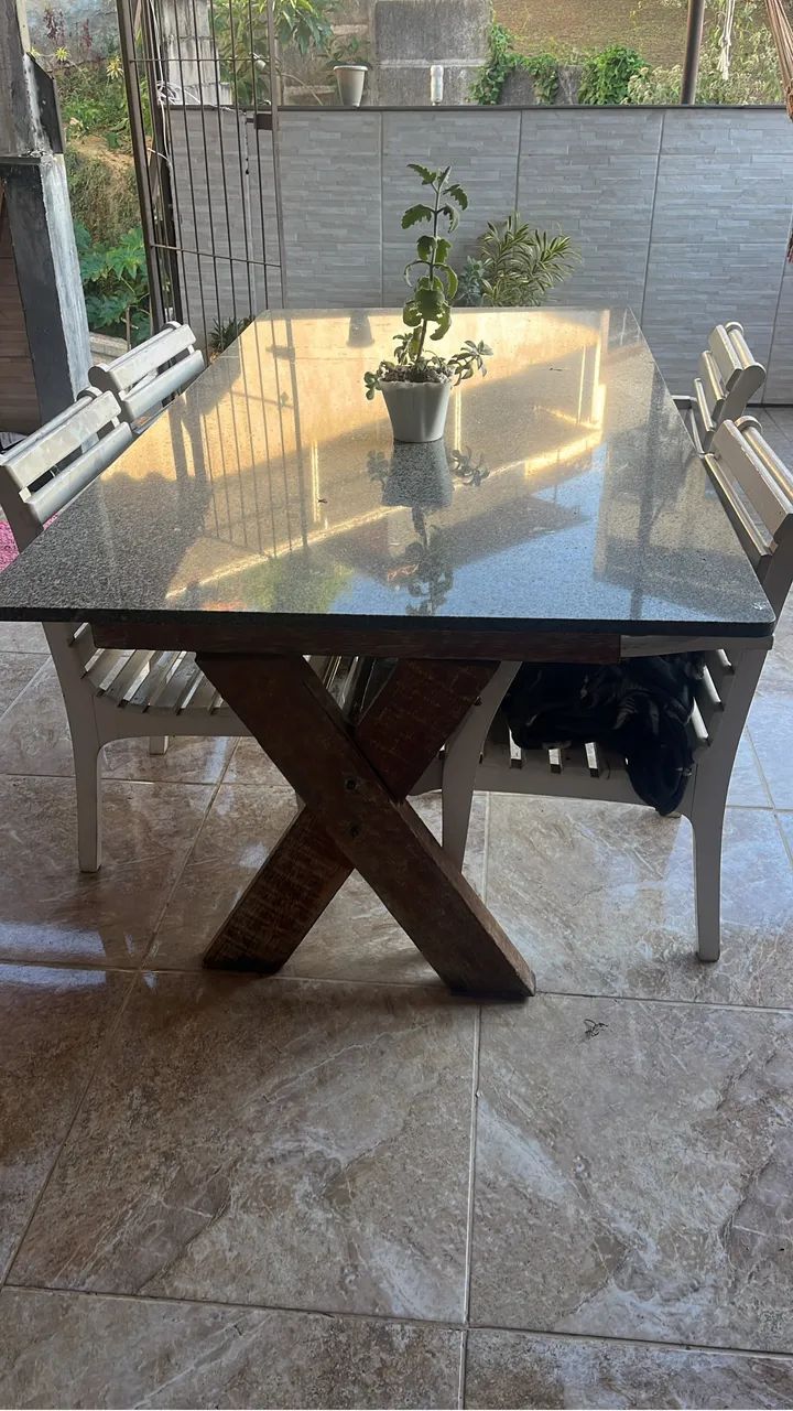 Mesa de granito com base 4 cadeiras madeiras maciça  - Foto 2