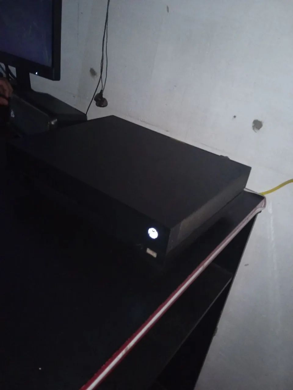 Xbox one x 1Tb 4k um controle e cabos  - Foto 3