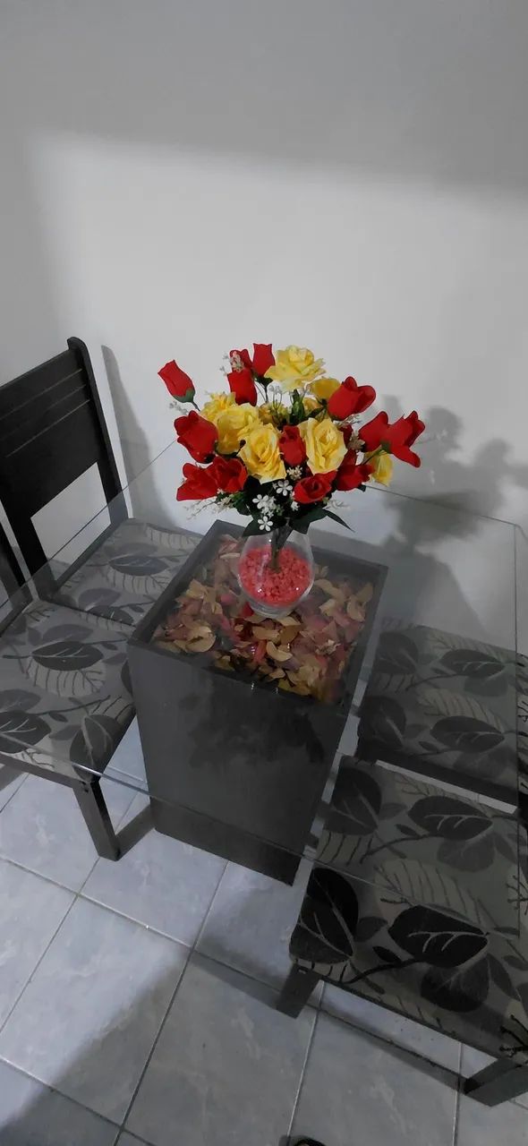 Vendo Mesa 4 cadeiras tampo de vidro - Foto 2