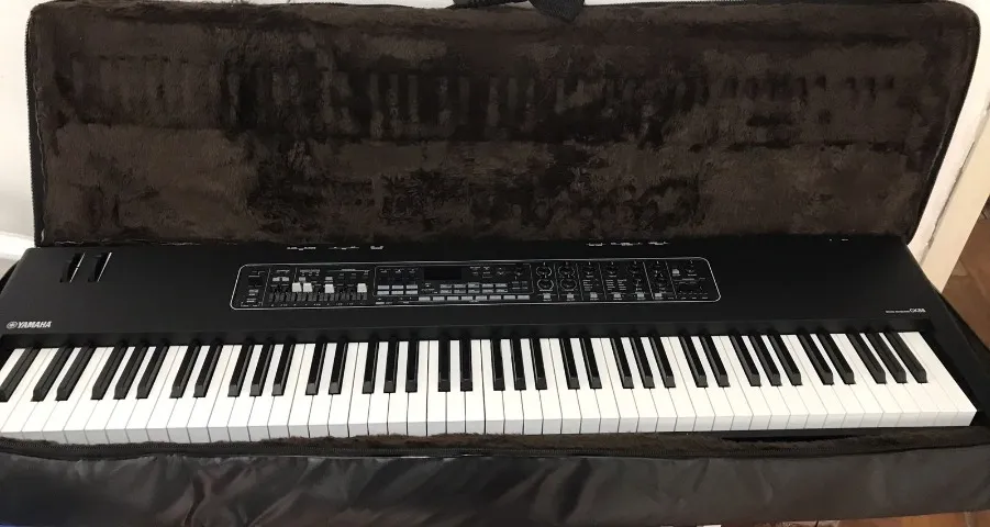 Teclado Yamaha S90XS. Acompanha Semi Case sob medida e pedal