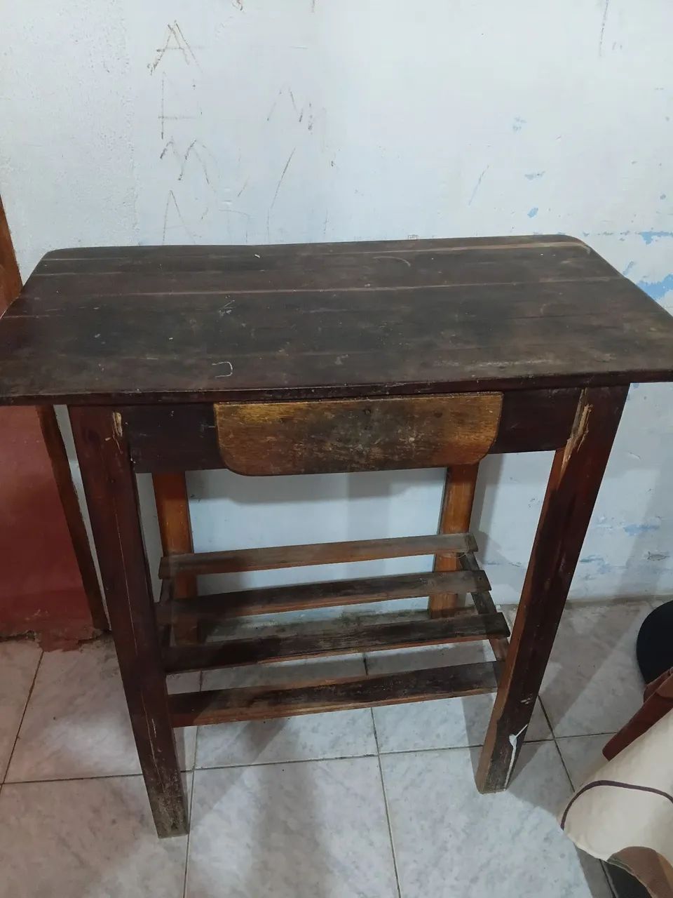 Messa de madeira com gavetinha 