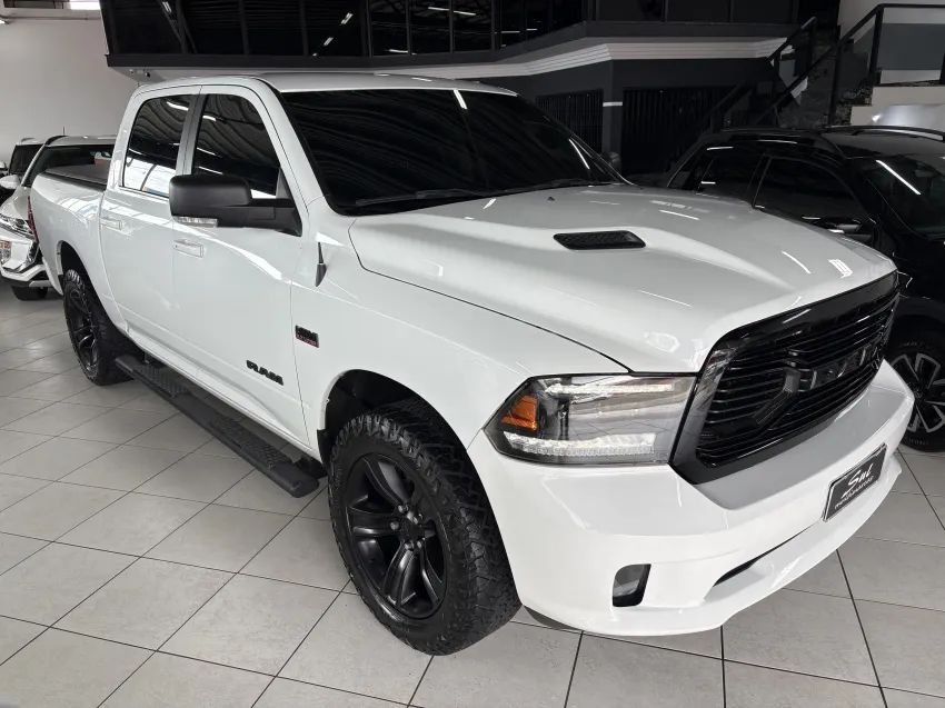 Ram Classic 1500 CLASSIC LAR. NIGHT ED 5.7 4X4 AUT. 2022