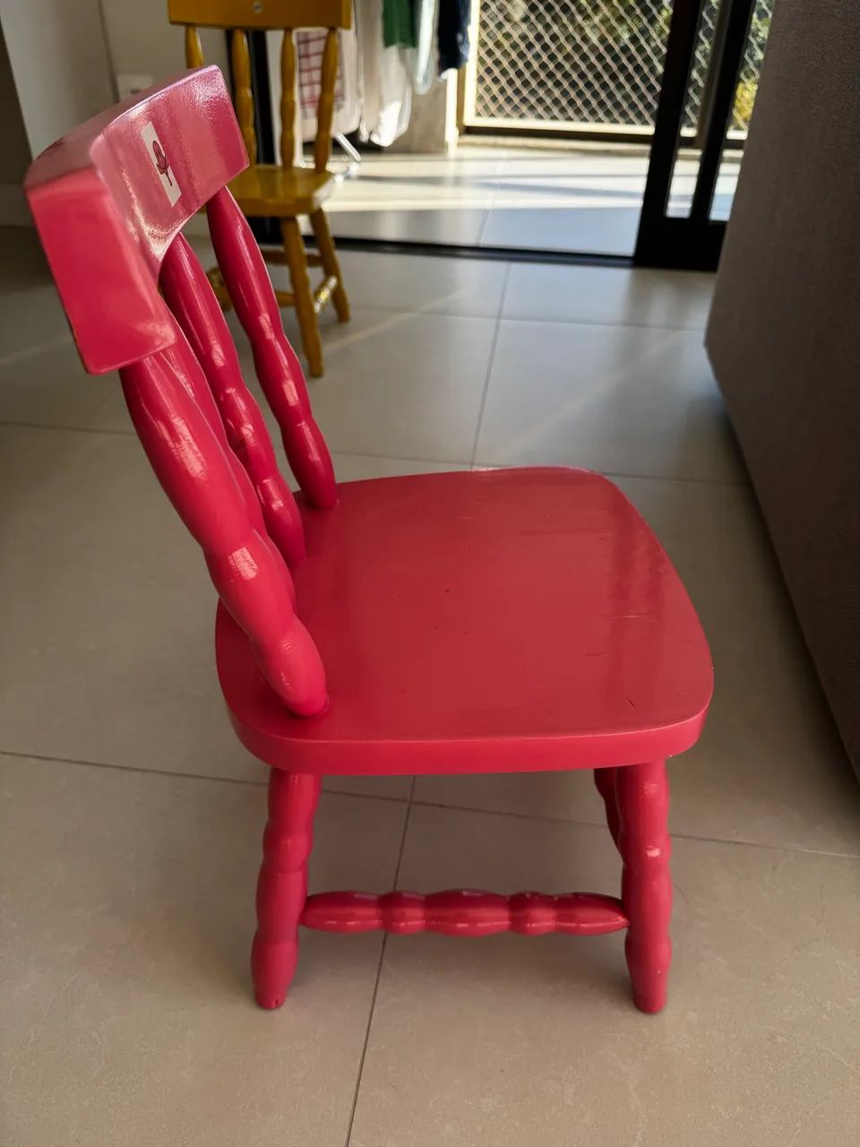 Par de Cadeiras Infantis de Madeira - Rosa e Amarela - Excelente Estado - Foto 3