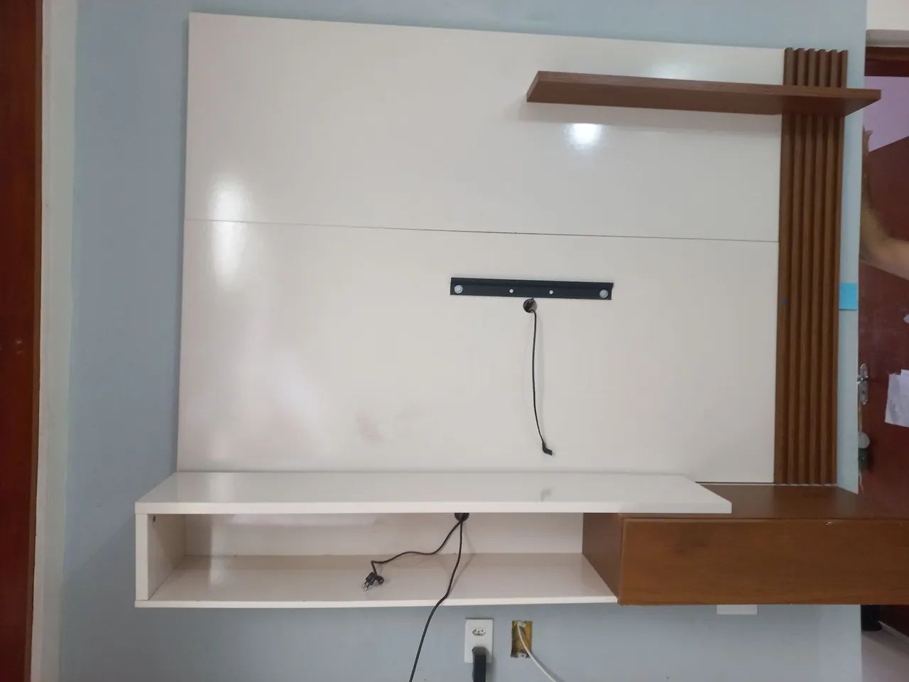 Painel para TV de até 75 polegadas. 