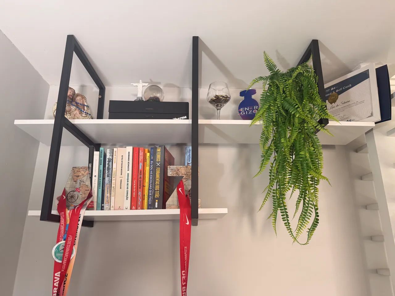 Wall-mounted shelf for office/bedroom/living room
