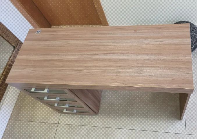 escrivaninha com gavetas e vidro - Foto 4