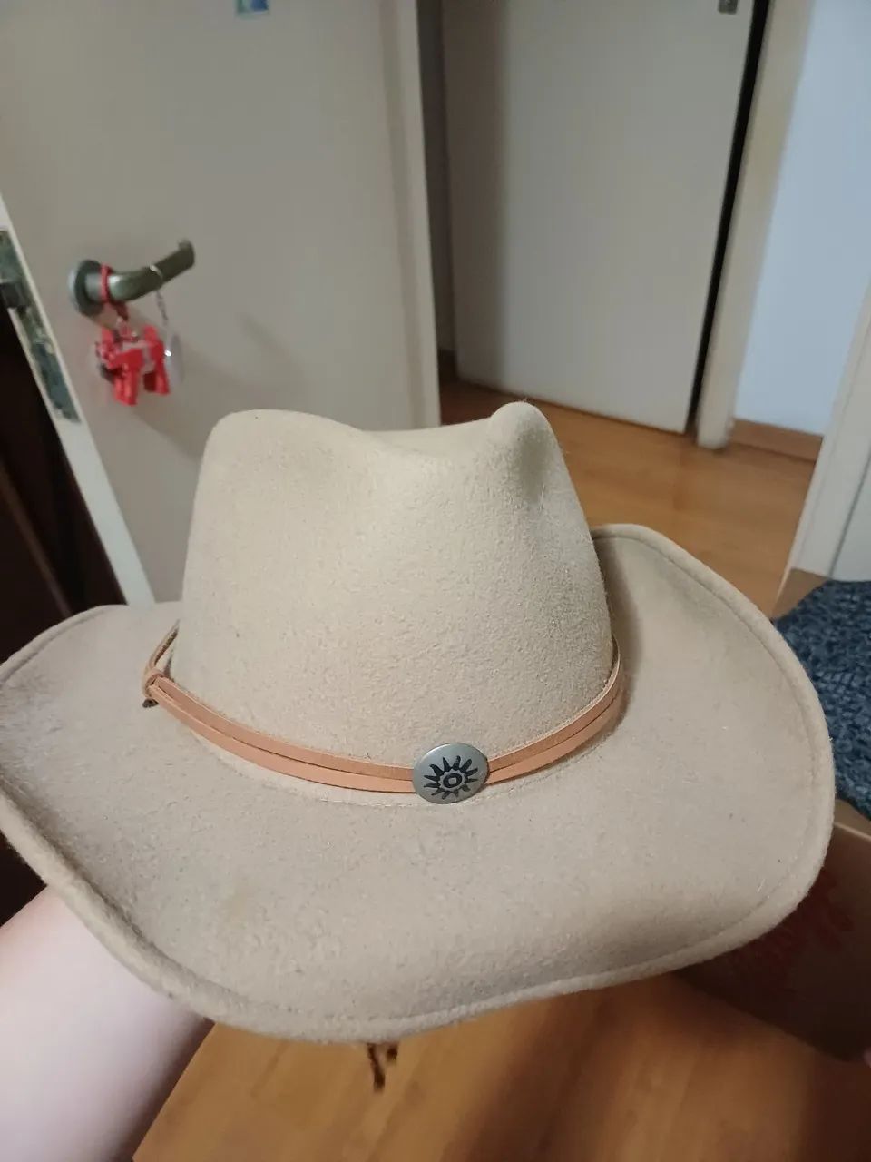 CHAPÉU ESTILO COWBOY 