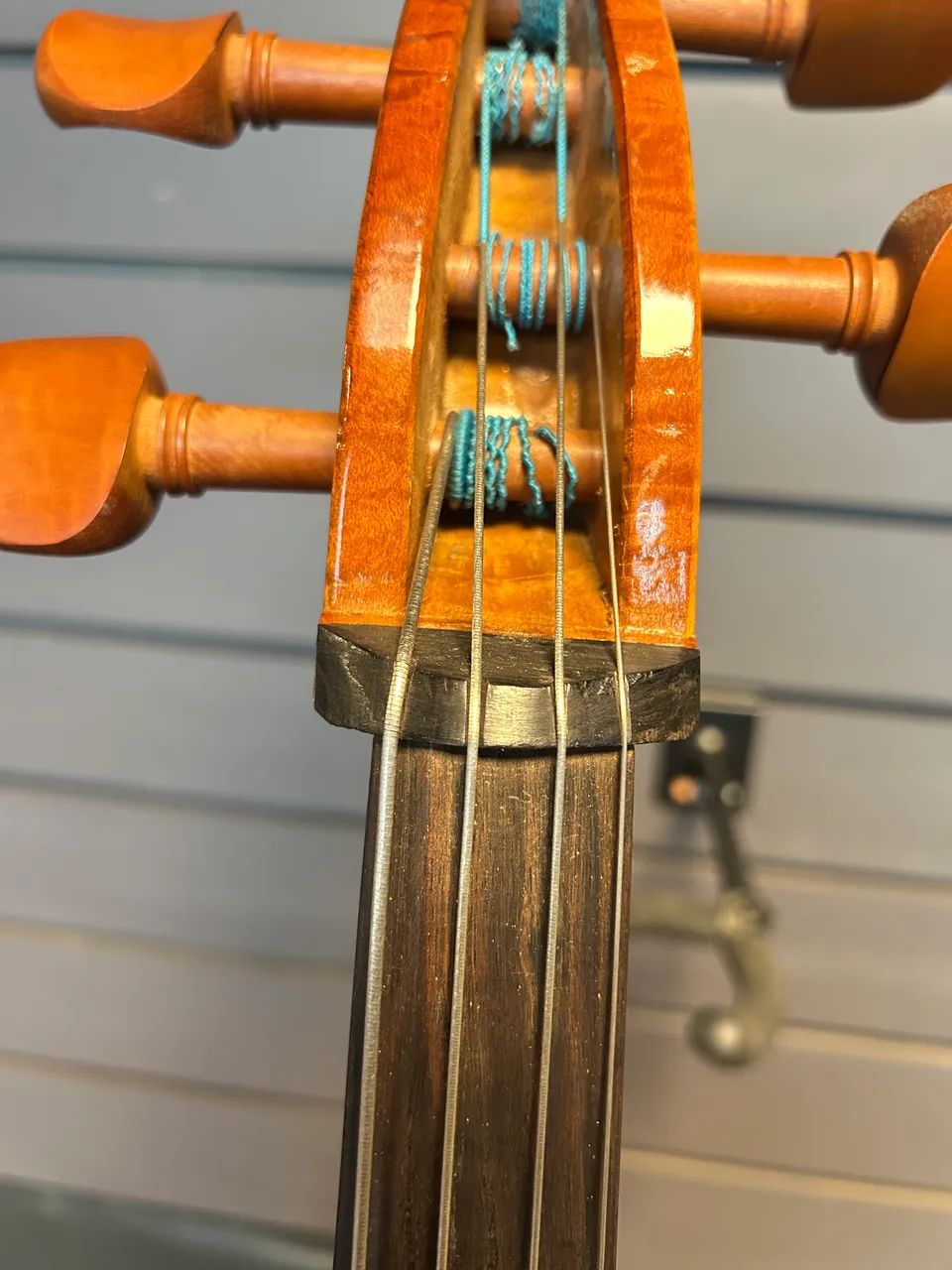 Violoncelo Eagle 4/4 C200 seminovo 