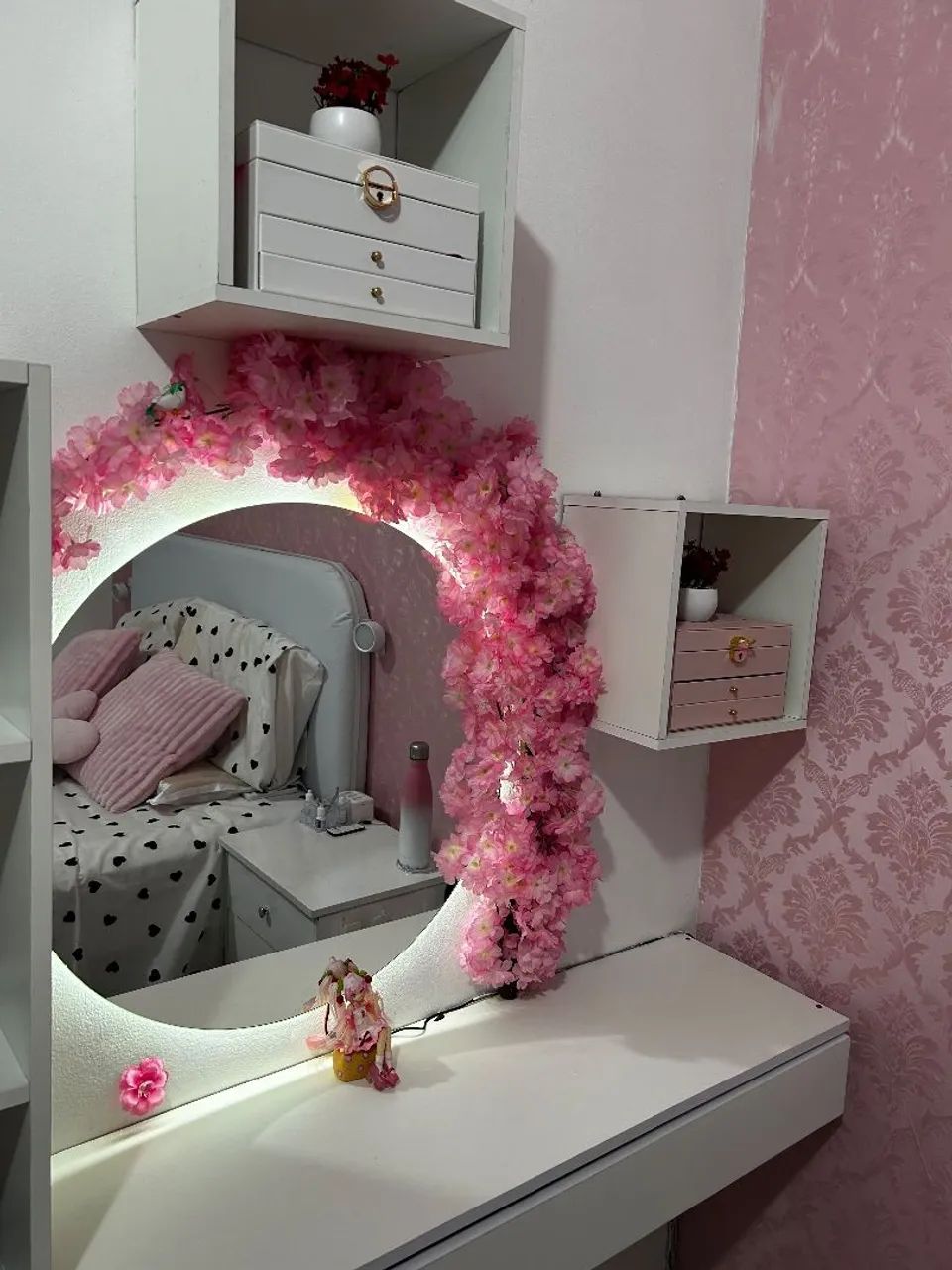 Penteadeira com nichos e banco e arco de flor com espelho com luz - Foto 3