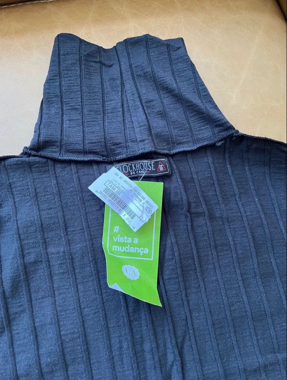 blusa maga curta com gola alta preta canelada nova - Foto 4