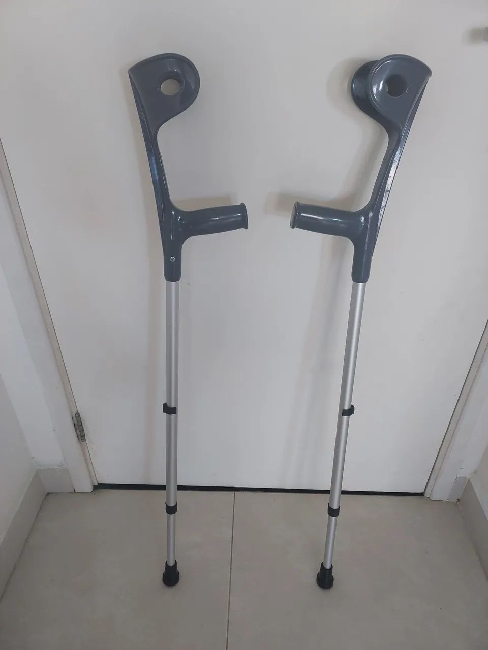 Vendo um par de muletas