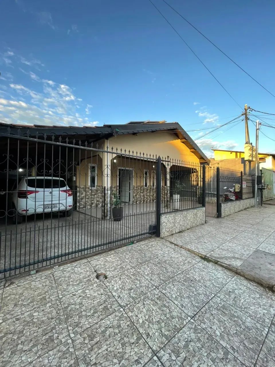 Casa á venda em Cuiabá com vários quartos bairro Planalto