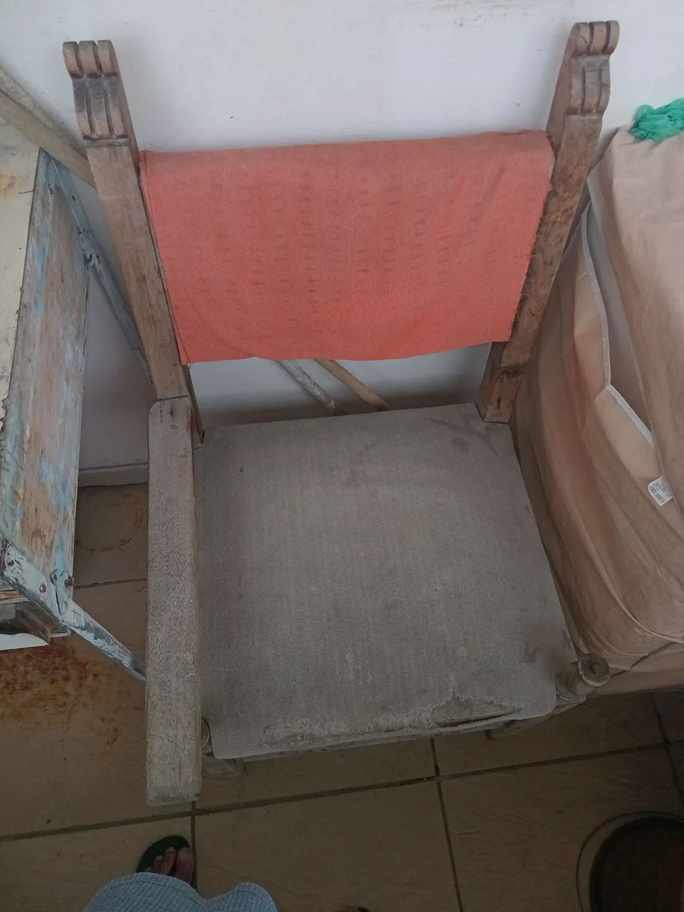 CADEIRA VINTAGE 60CM LARG. X 43CM PROF. PRECISA RESTAURO.