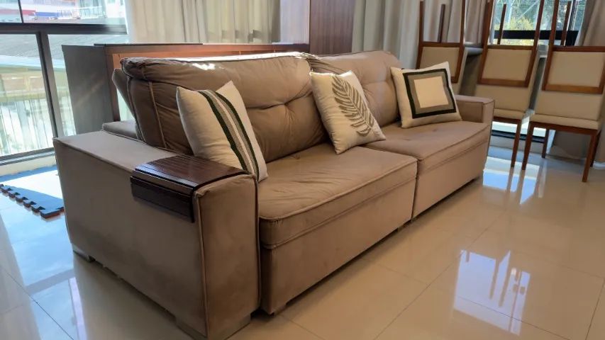 Sofá Retrátil e Reclinável 2,87m Suede Bege 4 Lugares com Bandeja de Braço