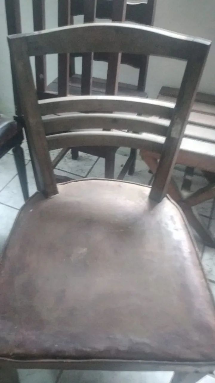 Cadeira antiga com avaria   - Foto 3