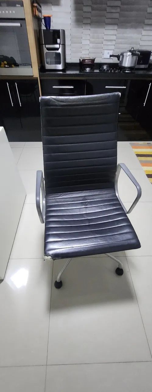 Antiga Cadeira Charles Eames Esterinha alta 