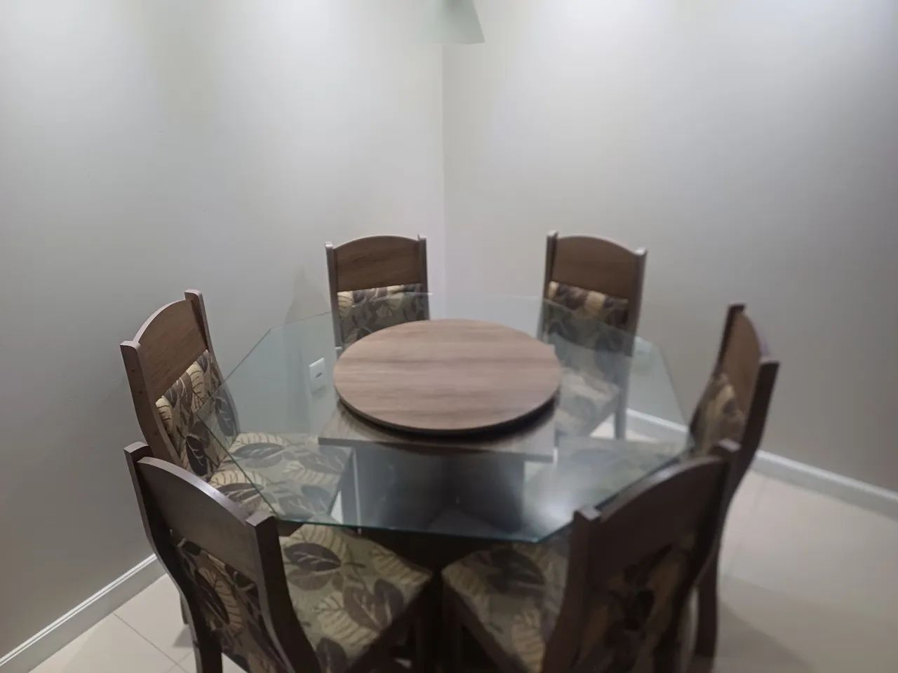 Vendo mesa com 6 cadeiras 
