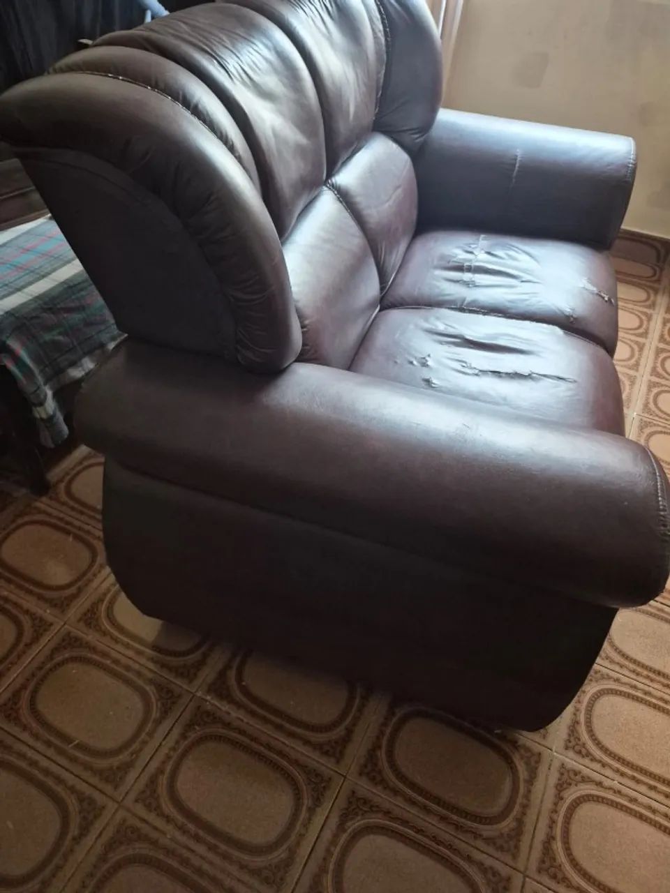 Sofá 2 lugares estofado bom de courvin minimo detalhe - Foto 2