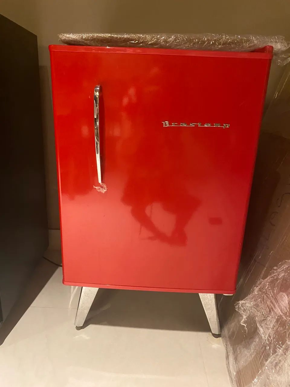 Frigobar retrô vermelho