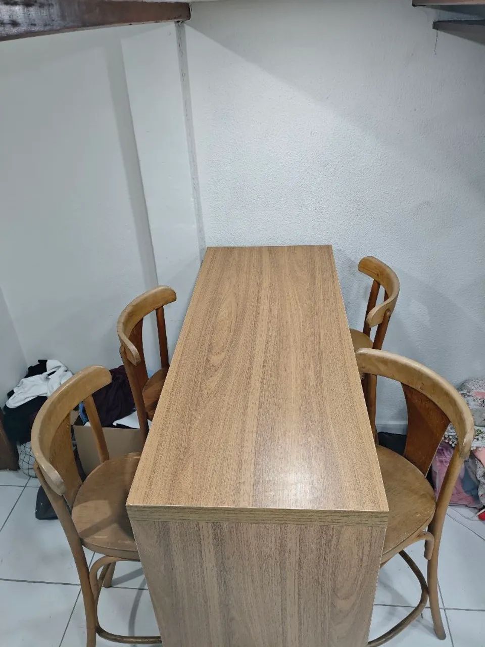 Mesa bancada de madeira maciça com 4 cadeiras