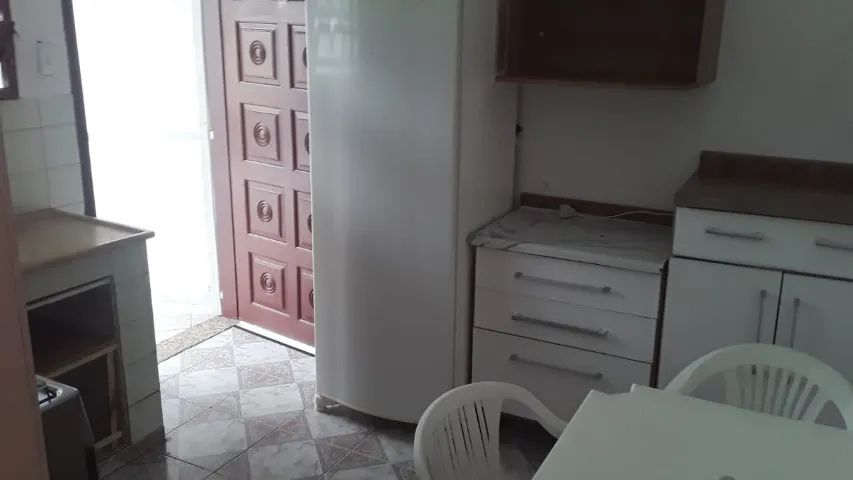 ALUGA EM PERUÍBE -  CASA DE FUNDOS - MOBILIADA - COM CAUÇÃO - Foto 3