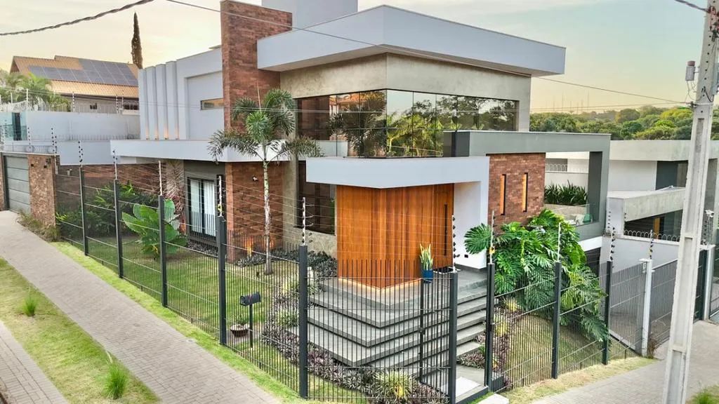 Sobrado à venda em Maringá, Jardim Guaporé, com 4 quartos, com 356.13 m² - Foto 2