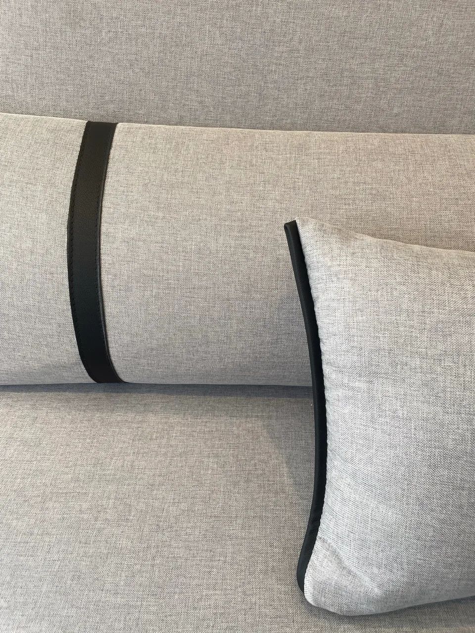 Sofá com almofadas linho cinza - Detalhes em couro preto - Foto 4
