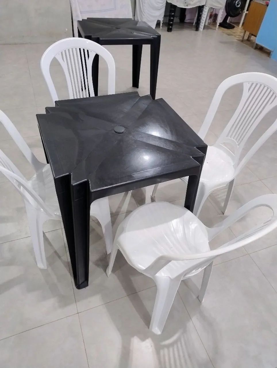 Conjunto de 1 mesa com 4 cadeiras de plástico  - Foto 2