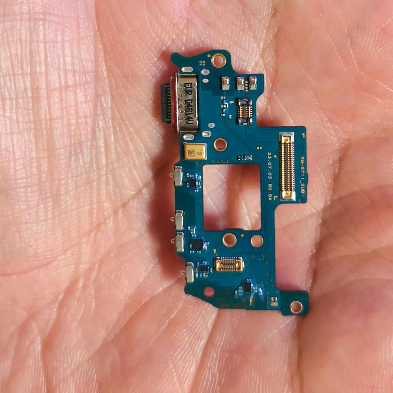 Placa Conector de Carga Galaxy S23 FE Original Samsung Retirada Semi Nova - Foto 3