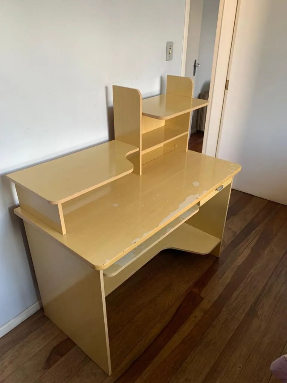 Escrivaninha de madeira com prateleiras e gaveta, ideal para estudo ou home office. - Foto 3