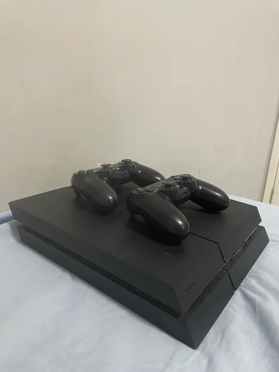 Ps4 Fat com acompanhamento de 3 Mega Jogos