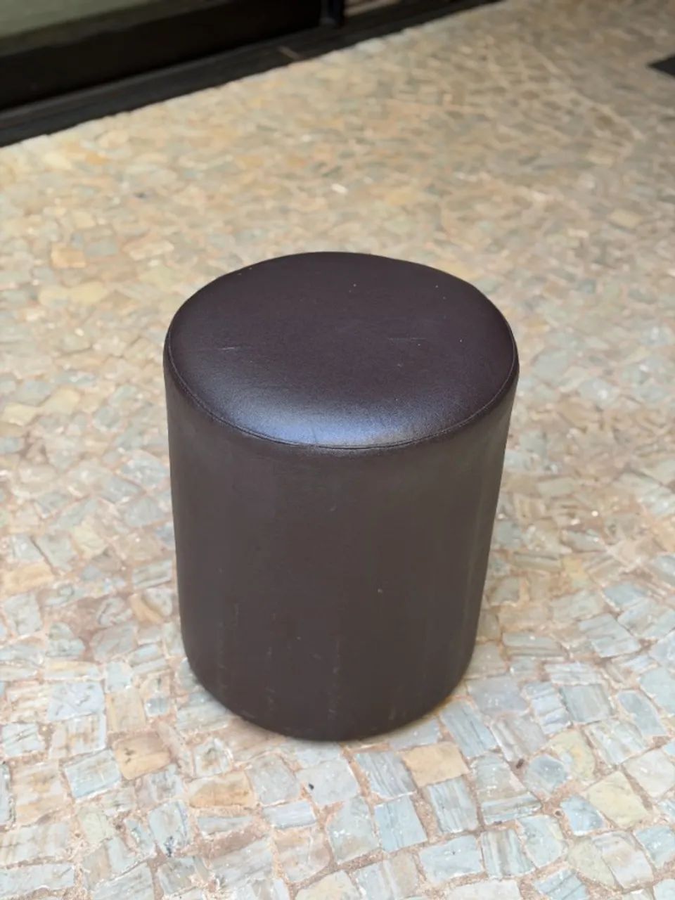 Puff cilíndrico marrom de corino