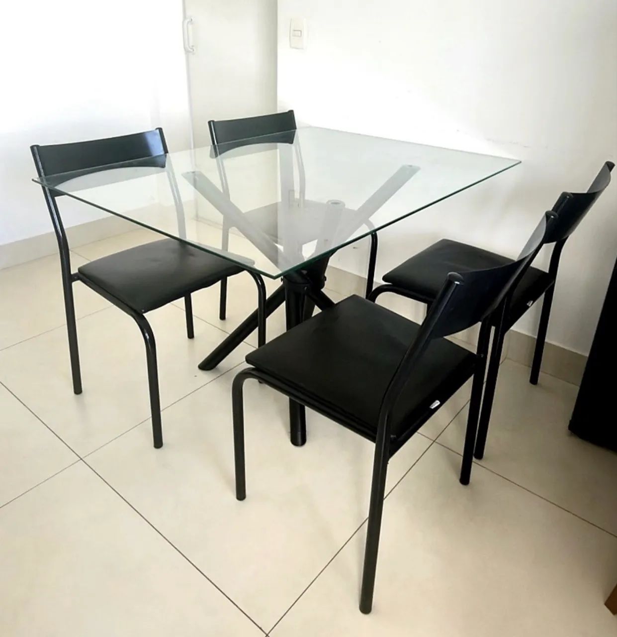Mesa de vidro com 4 cadeiras